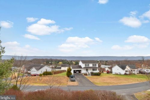 93 Black Oak Dr, Maurertown, VA 22644-2571