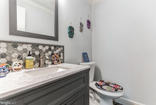 7318 Eggar Woods Ln, Springfield VA  22153-2012 exterior