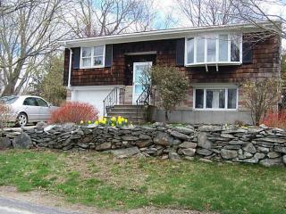 9 Winthrop Dr, Middletown, RI 02842-5245