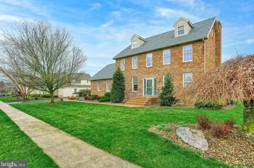 32 Derbyshire Dr, Carlisle, PA 17015-9259