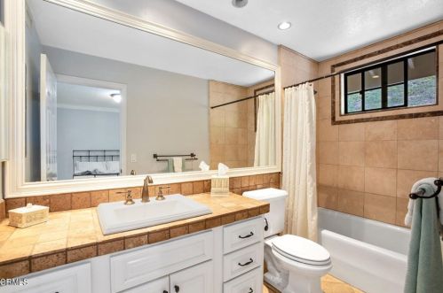 2036 Montecito Dr, Glendale CA  91208-1824 exterior