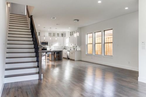 621 9th St, Dallas, TX 75203-2327