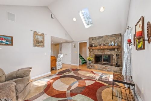 32 Bartley Rd, Chester, NJ 07930-2055