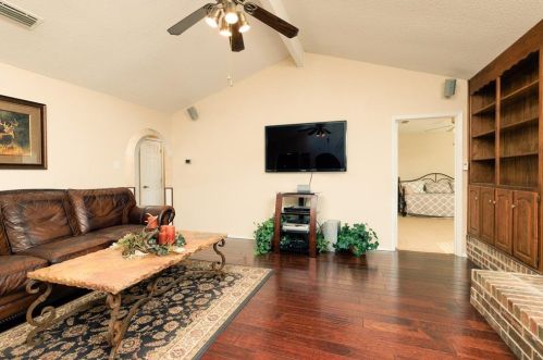 6504 Victoria Ave, Fort Worth TX  76180-8048 exterior