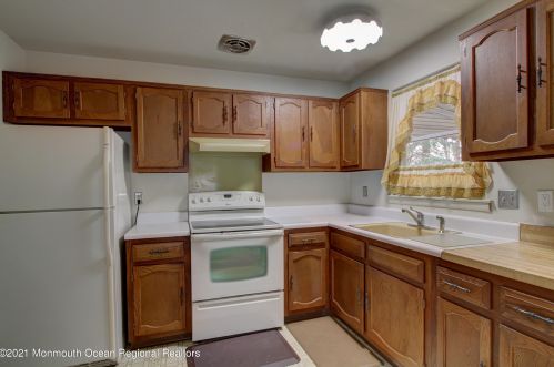3 Deacon Ct, Lakehurst, NJ 08759-1701