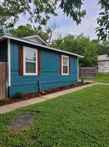 2451 Bomar Ave, Fort Worth TX  76103-2211 exterior