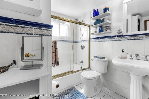 37 Walnut Ave, Tinton Falls NJ 07701-6132 exterior