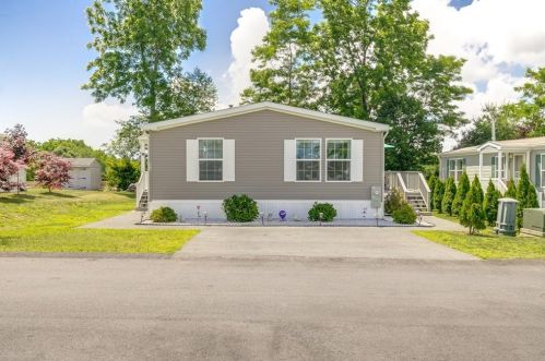275 Cooper Ln, Warwick, RI 02818-1598