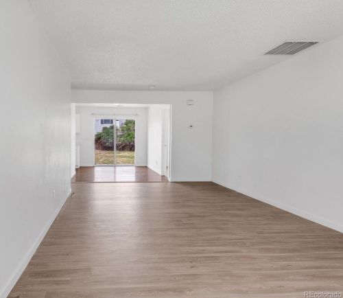 4961 Jasper St, Denver, CO 80239-5639