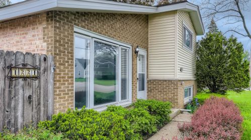 1221 Stoneham St, Bensenville, IL 60106-1440