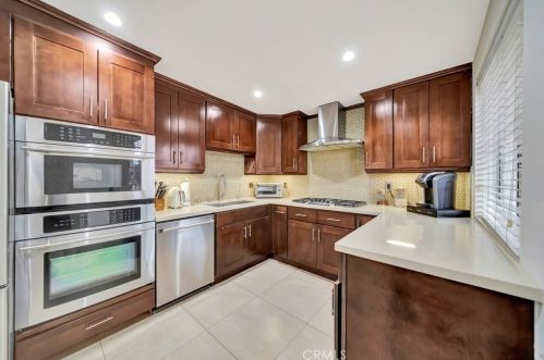 3719 Fairesta St, Glendale CA 91214-1718 exterior