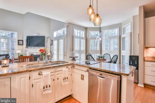 11437 Hollow Timber Ct, Herndon, VA 20194-1980