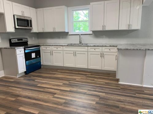 614 Saunders St, Seguin, TX 78155-6327