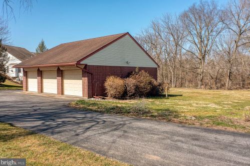 564 Lampeter Rd, Lancaster PA  17602-4010 exterior