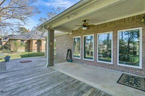 16 Westchester Dr, Conroe TX  77304-1144 exterior