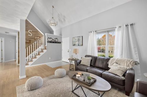 20 Hunters Crossing Dr, Coventry, RI 02816-8274