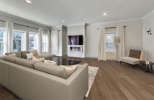 5013 Sawyer Ave, Chicago, IL 60625-4909