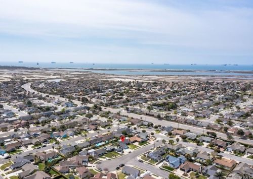 6062 Arrowhead Dr, Huntington Beach, CA 92647-6401
