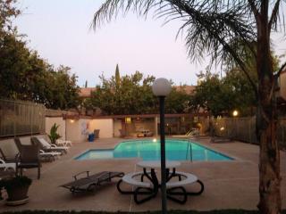 2432 Chandler Ave, Simi Valley CA  93065-1995 exterior