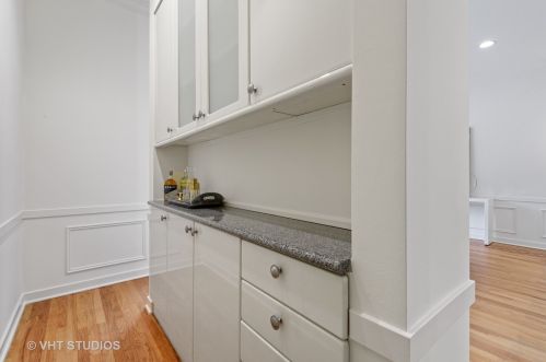 105 Delaware Pl, Chicago IL  60610-3200 exterior