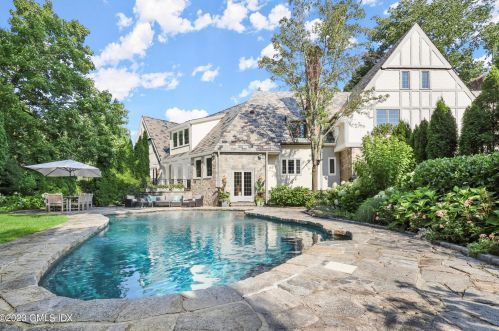 24 Calhoun Dr, Greenwich CT  06831-4437 exterior
