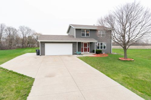105 Prairie Moon Dr, Davis Jct, IL 61020-9402