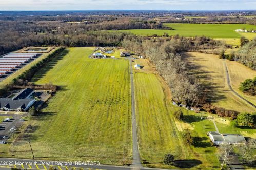 818 Monmouth Rd, Upper Freehold Township, NJ 08514-1914