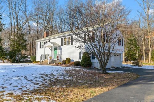 37 Meadowlark Dr, Huntington, CT 06484-3531