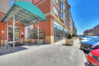 3302 City Pl, Edgewater NJ  07020-3163 exterior