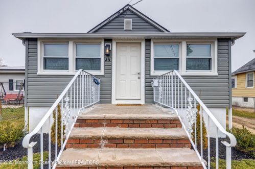 25 Monmouth Ave, Middletown NJ  07748-5732 exterior