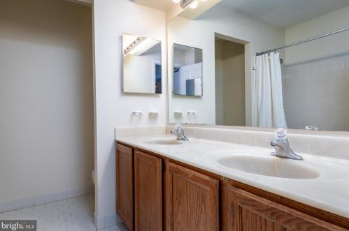 22 Chicopee Dr, Princeton NJ  08540-1826 exterior
