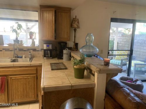 2429 Rdg Vw Ct, Simi Valley CA 93065-1923 exterior