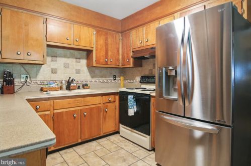 514 Roxbury Dr, Harrisburg, PA 17112-2241