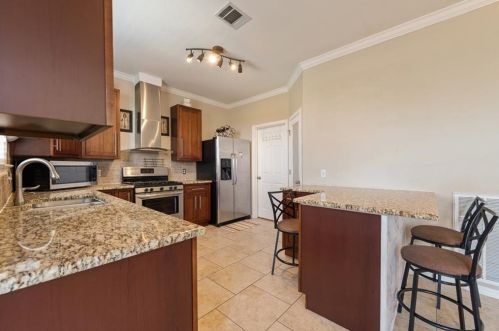 3921 Cyn Gln Cir, Austin TX  78732-2187 exterior