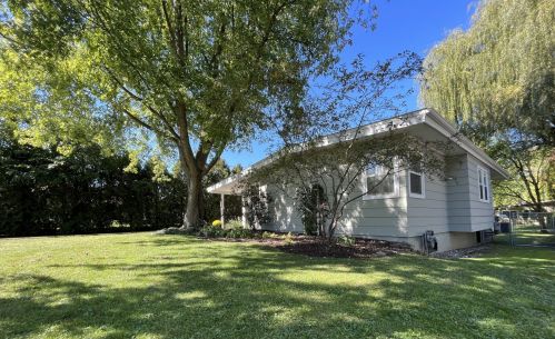 620 Highland Ave, Bull Valley, IL 60098-3636