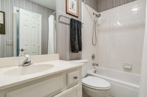 3827 Azure Ln, Addison TX 75001-3105 exterior