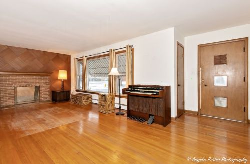 111 Maple St, Mount Prospect, IL 60056-2525