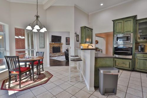 638 Wagon Wheel Trl, Angleton TX 77515-2733 exterior