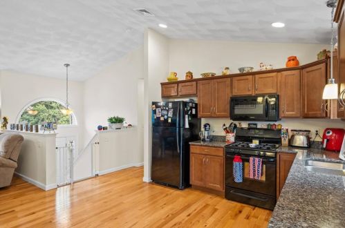 35 Madison St, Warwick, RI 02888-2832