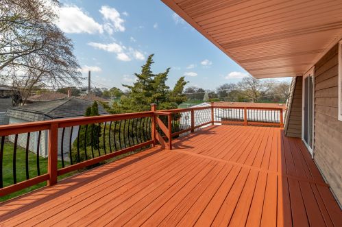 8316 Elmore St, Niles IL 60714-1943 exterior