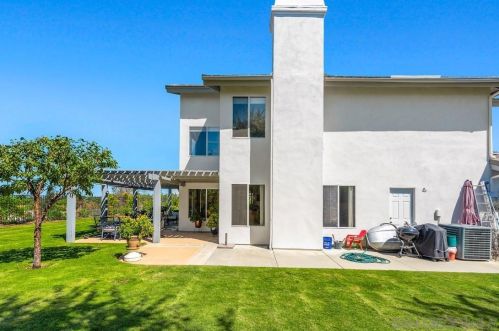 1597 Parkview Dr, Vista CA  92081-8750 exterior