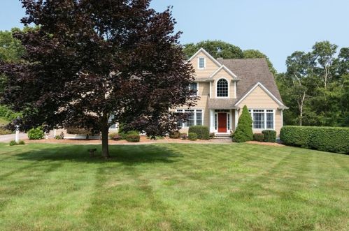 15 Yarmouth Dr, Westerly, RI 02891-3668