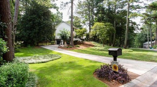 3855 Hunting Ridge Dr, Lilburn, GA 30047-2511