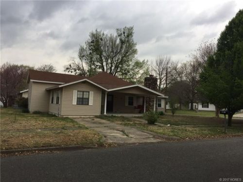 303 3rd St, Stigler, OK 74462-2113
