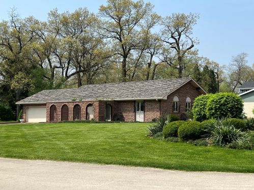 1698 Woodcrest Dr, Saint Anne, IL 60964-4492