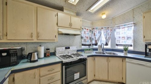 21210 Arrow Hwy, Covina, CA 91724-1401
