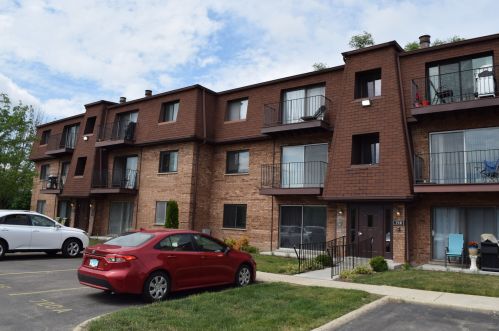 720 Cobblestone Cir, Glenview, IL 60025-3828
