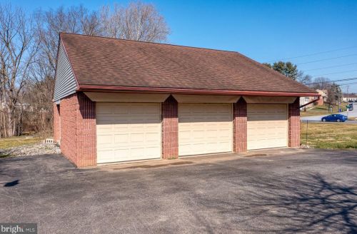 564 Lampeter Rd, Lancaster PA  17602-4010 exterior