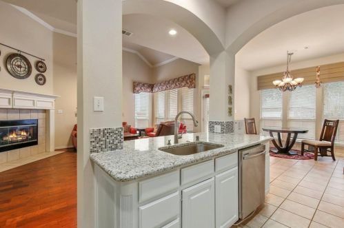 1742 Auburn Dr, Carrollton TX 75007-1452 exterior