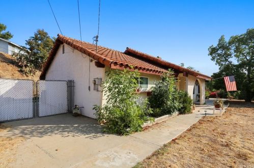 11117 Western Hills Dr, Riverside, CA 92505-2137